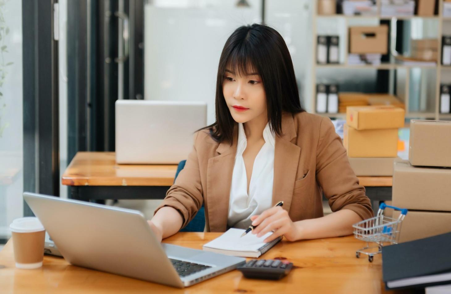 Consultation financière personnalisée - conseiller analysant des documents avec un client